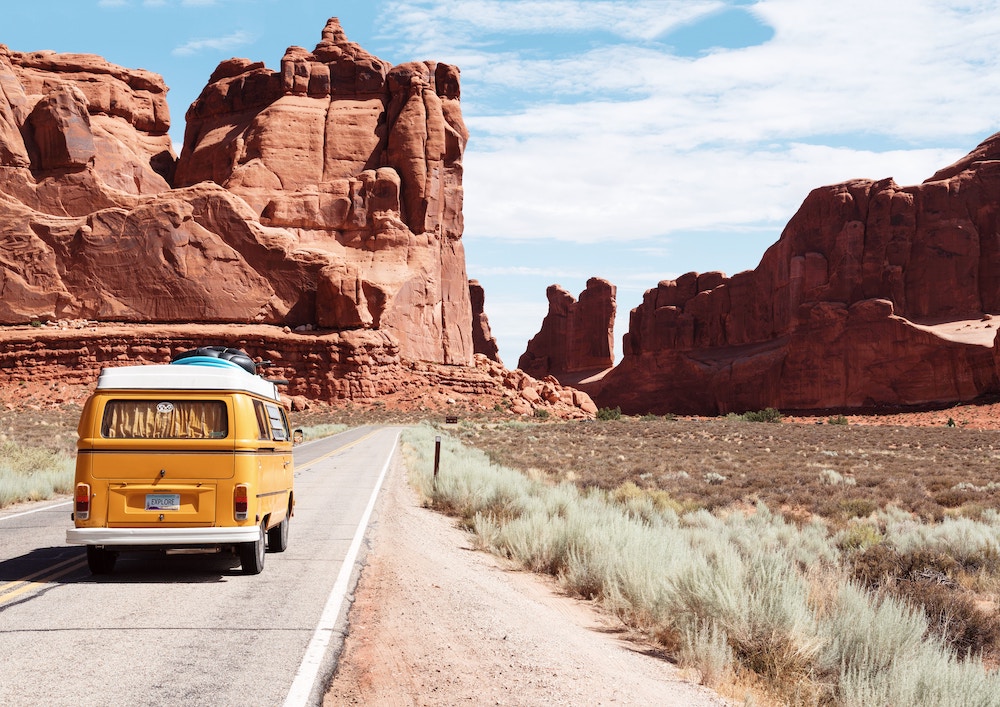 Photographie d'un van sur une route près du grand Canyon