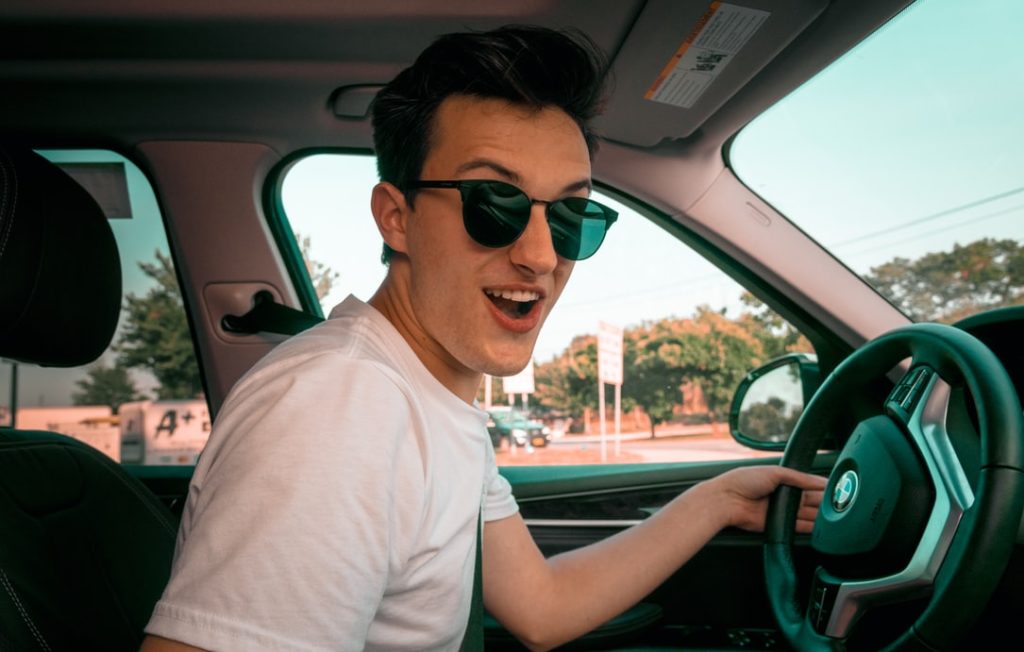 jeune au volant dynamique et souriant