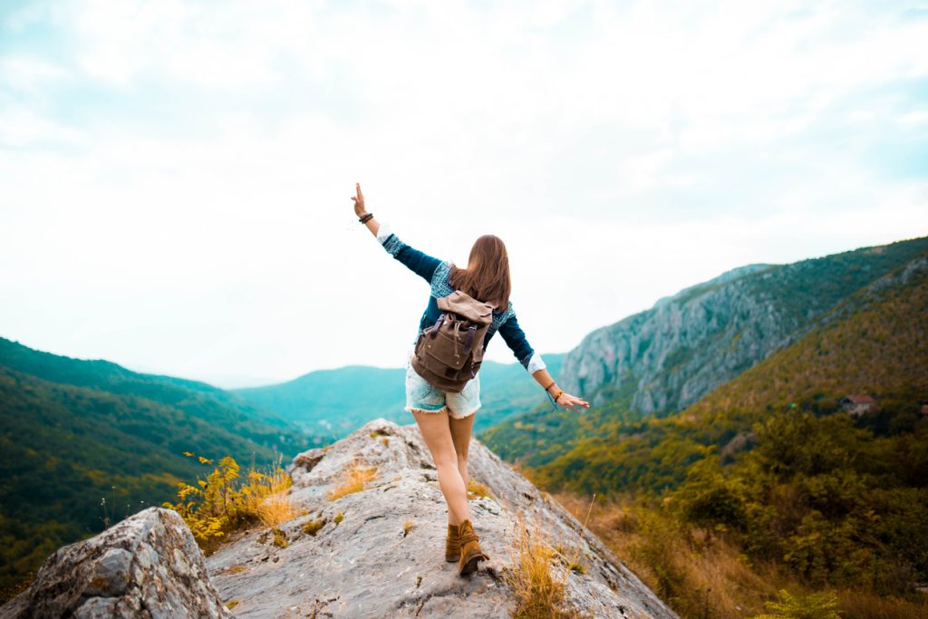 Jeune femme marchant au sommet d'une montagne