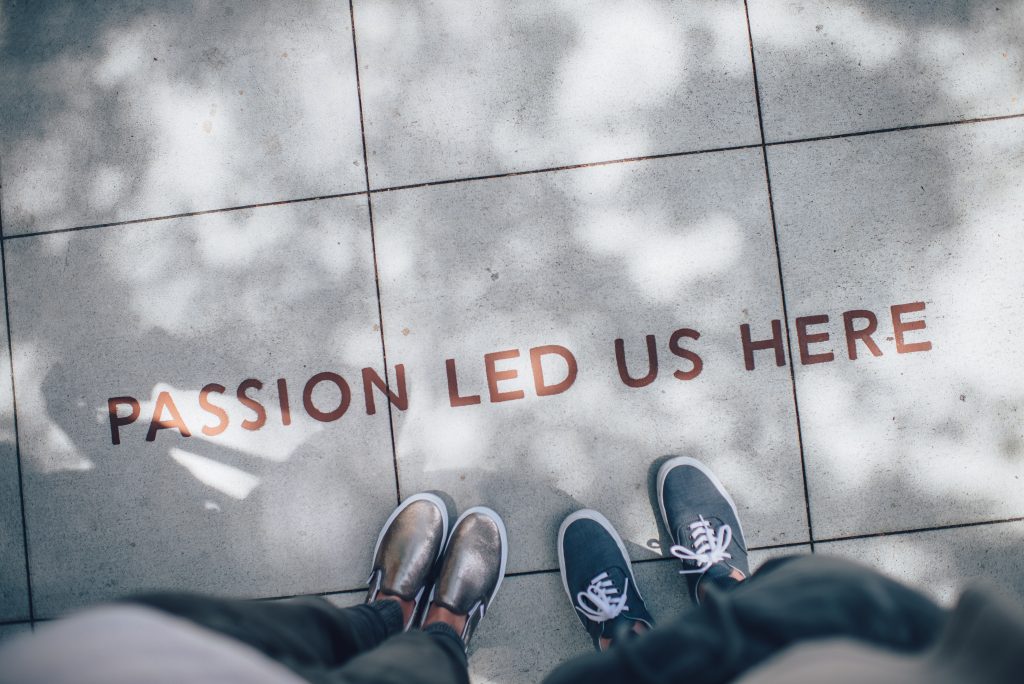 photo du sol avec écrit "passion led us here"