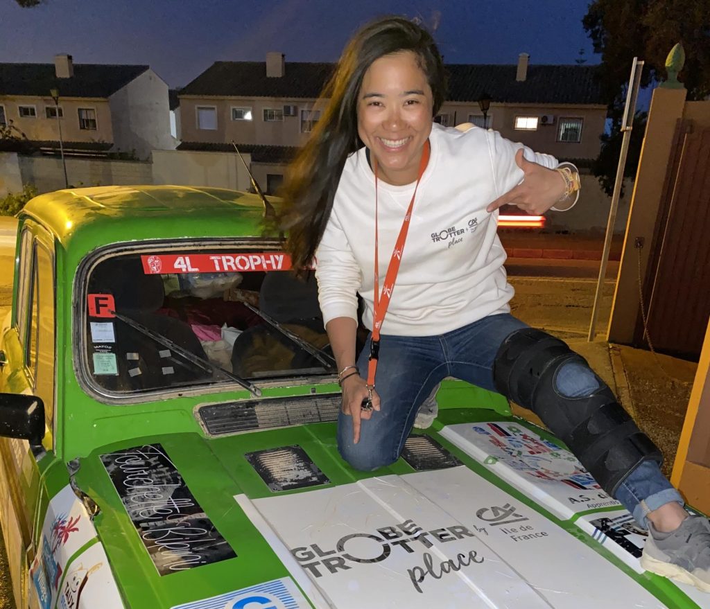 Jade de pekin express sur le capot d'une voiture verte avec le logo Globe Trotter place