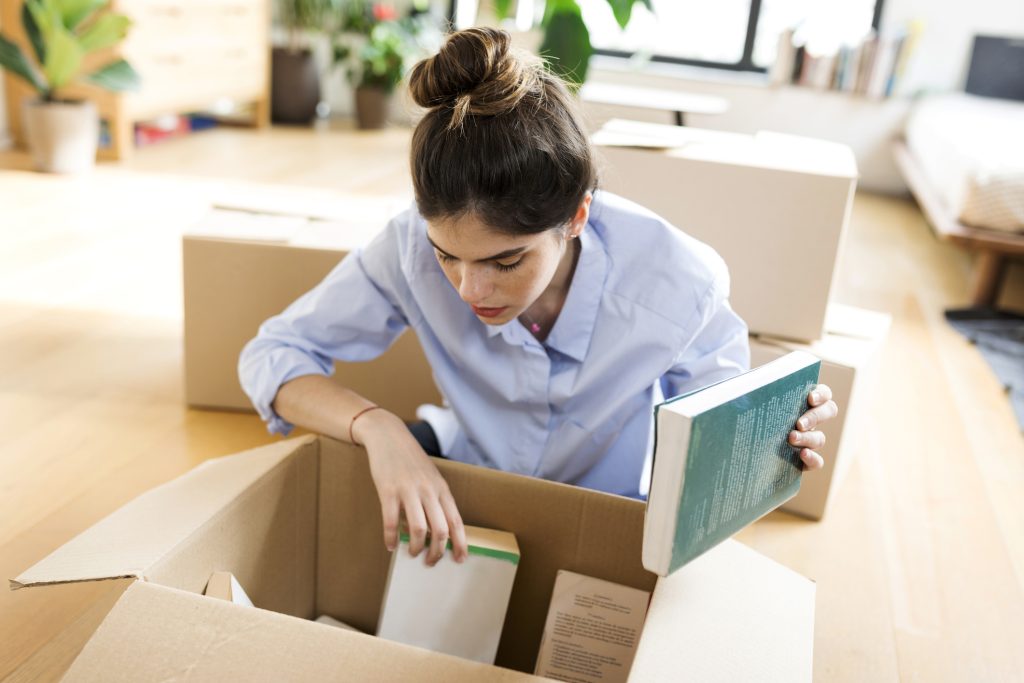 jeune femme déballant un carton