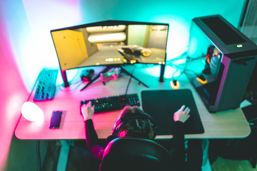 jeune devant un bureau de gamer