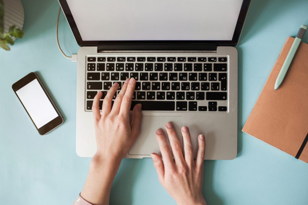 des mains tapant sur un clavier d'ordinateur