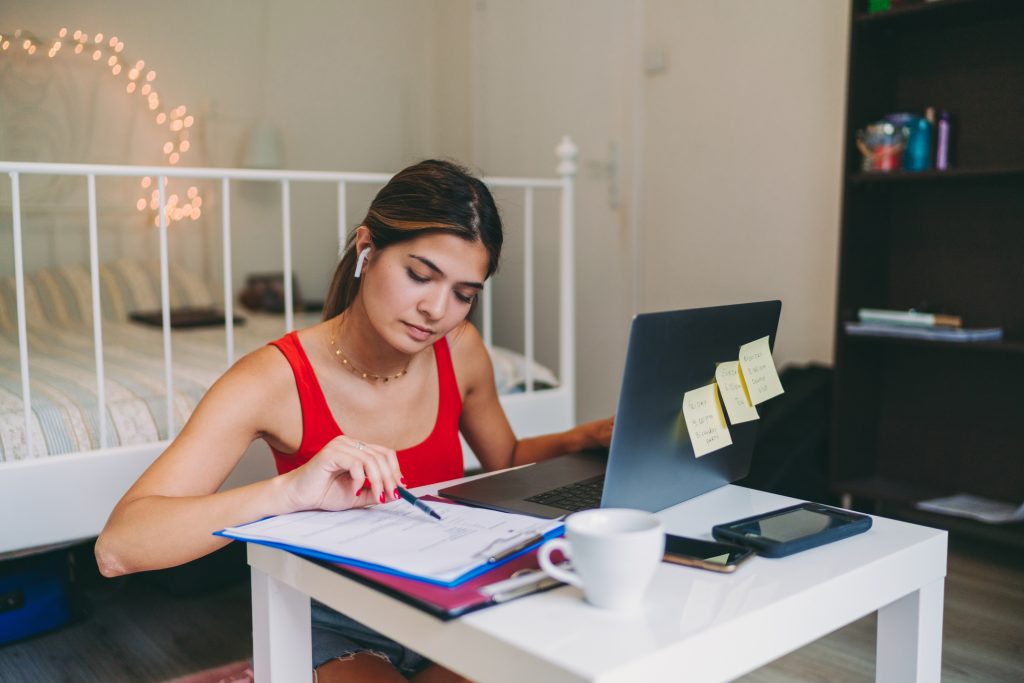 jeune femme révisant avant un examen