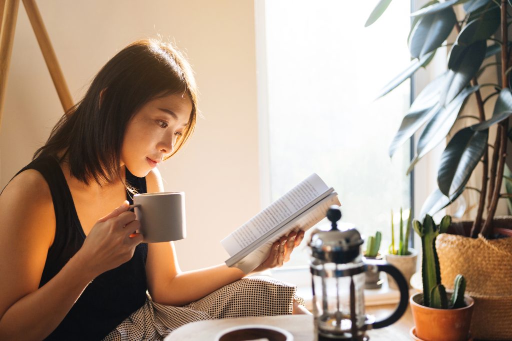 femme lisant un livre