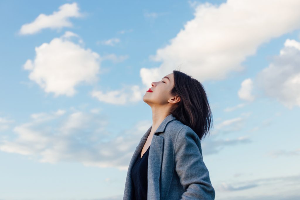 femme regardant le ciel