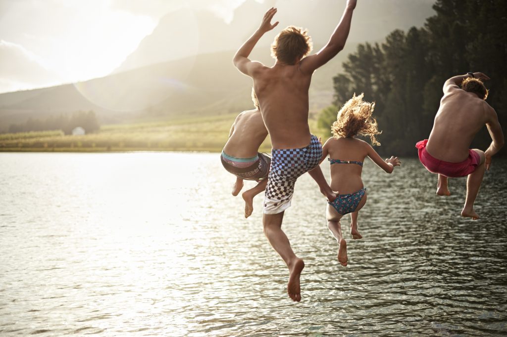 jeune plongeant dans un lac