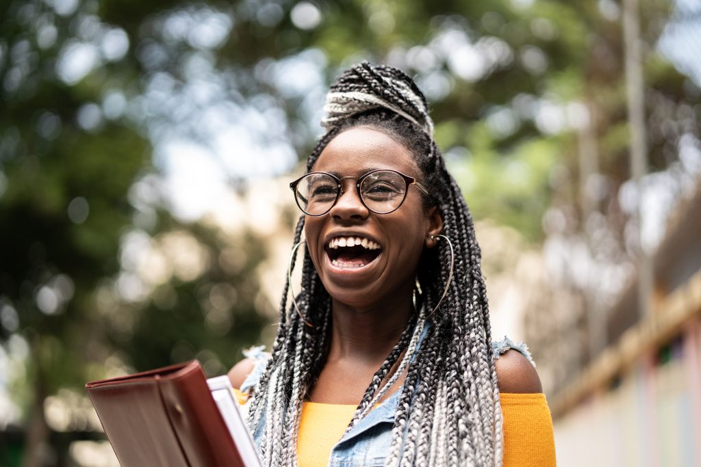 jeune femme souriante