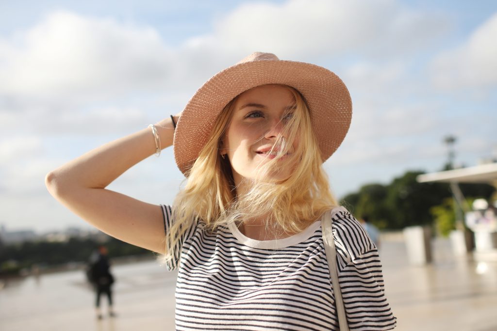 jeune femme sur une plage