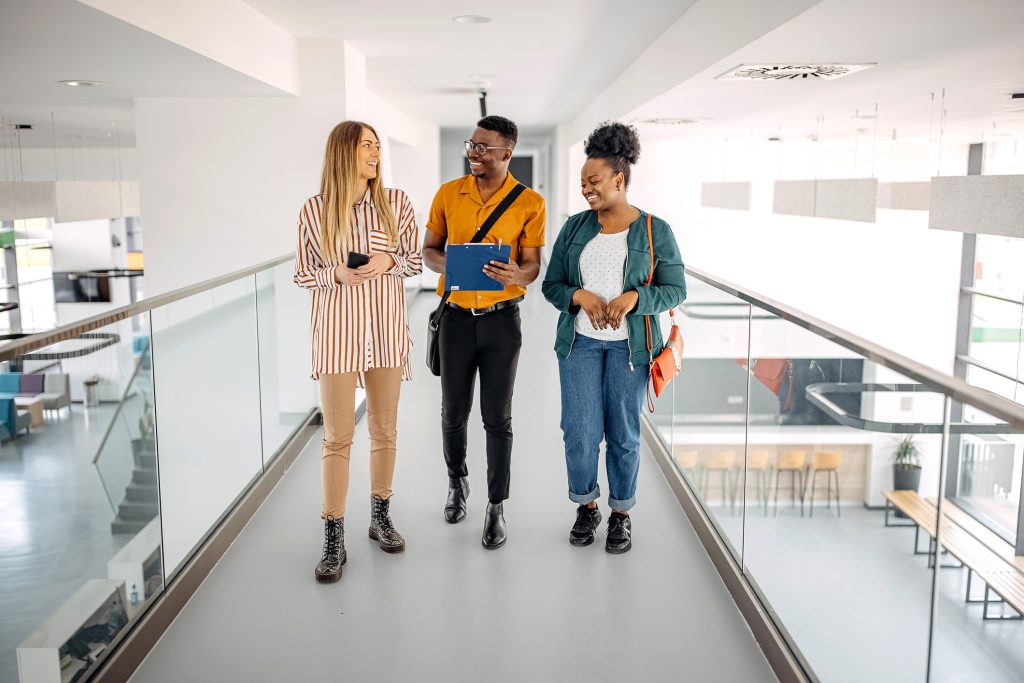 jeunes dans un couloir