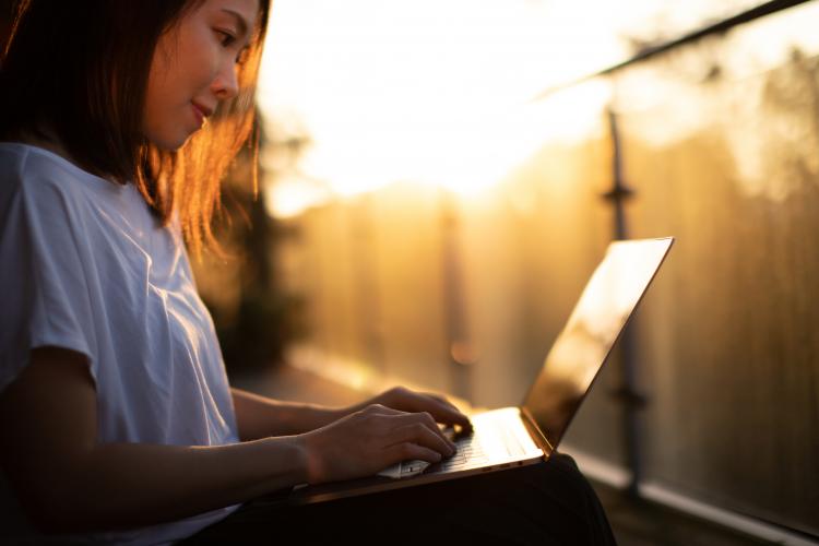 jeune femme sur un pc