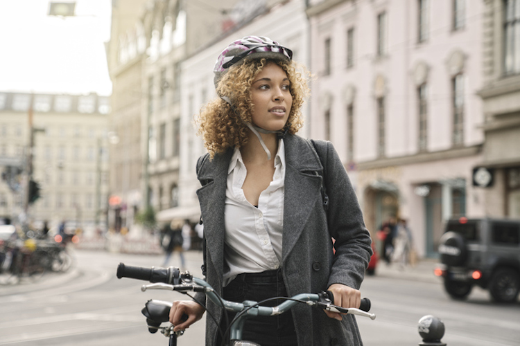 femme à vélo