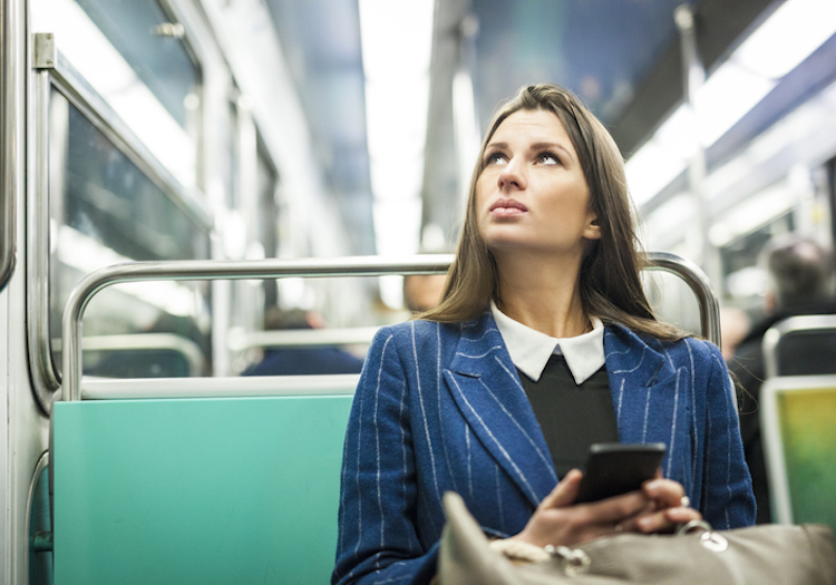 femme dans le métro