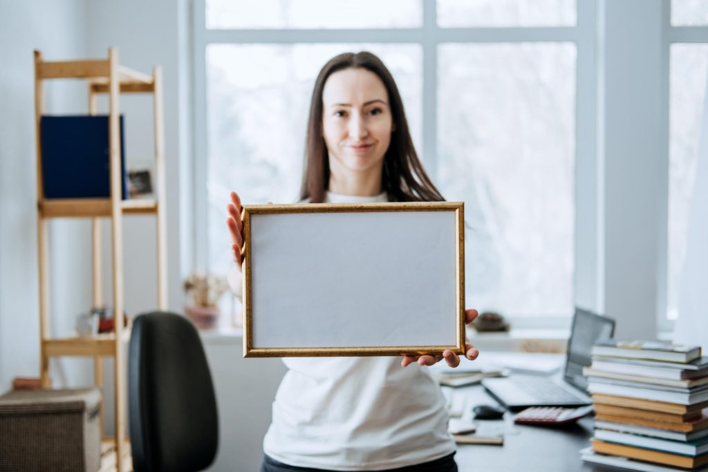 femme avec un cadre