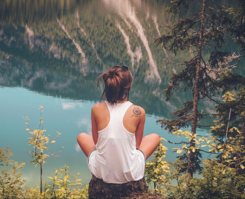 femme au bord d'un lac