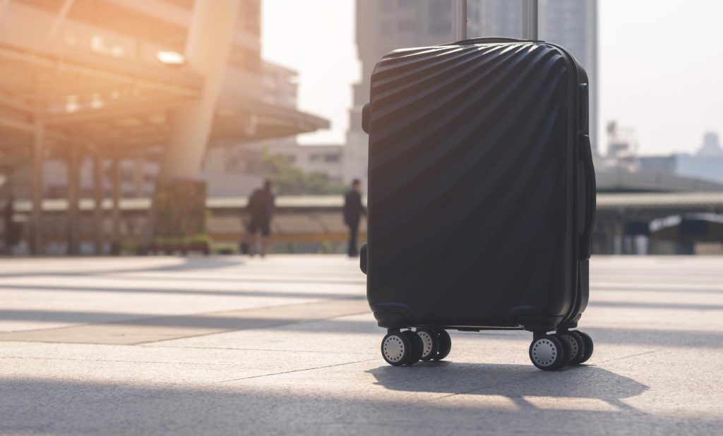 valise devant un aéroport