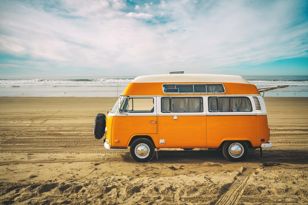 mini van sur une plage