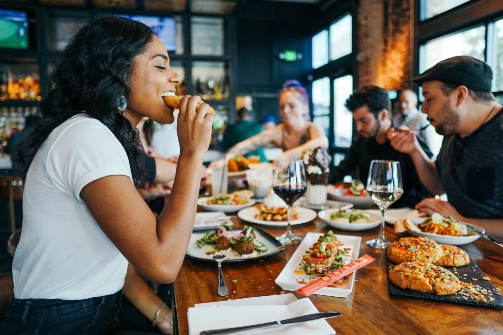 groupe mangeant au restaurant