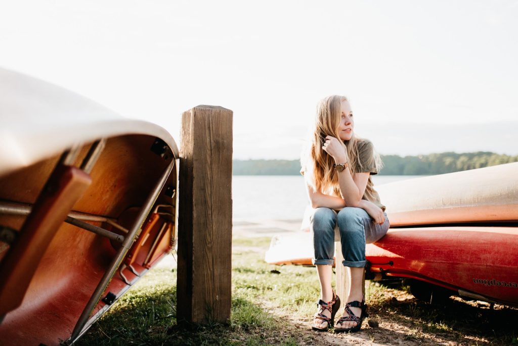 jeune femme assise sur un kayak