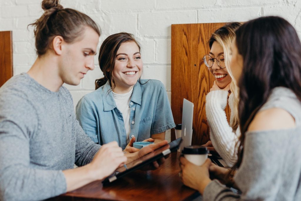 jeunes discutant en souriant