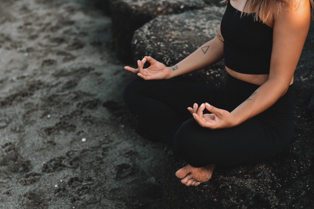 femme faisant du yoga