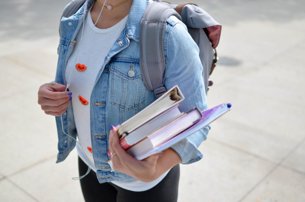 jeune étudiante avec des livres à la main