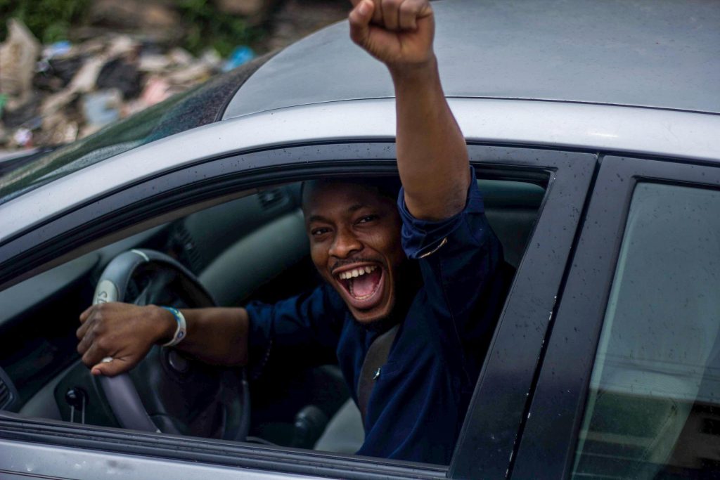 jeune homme heureux au volant