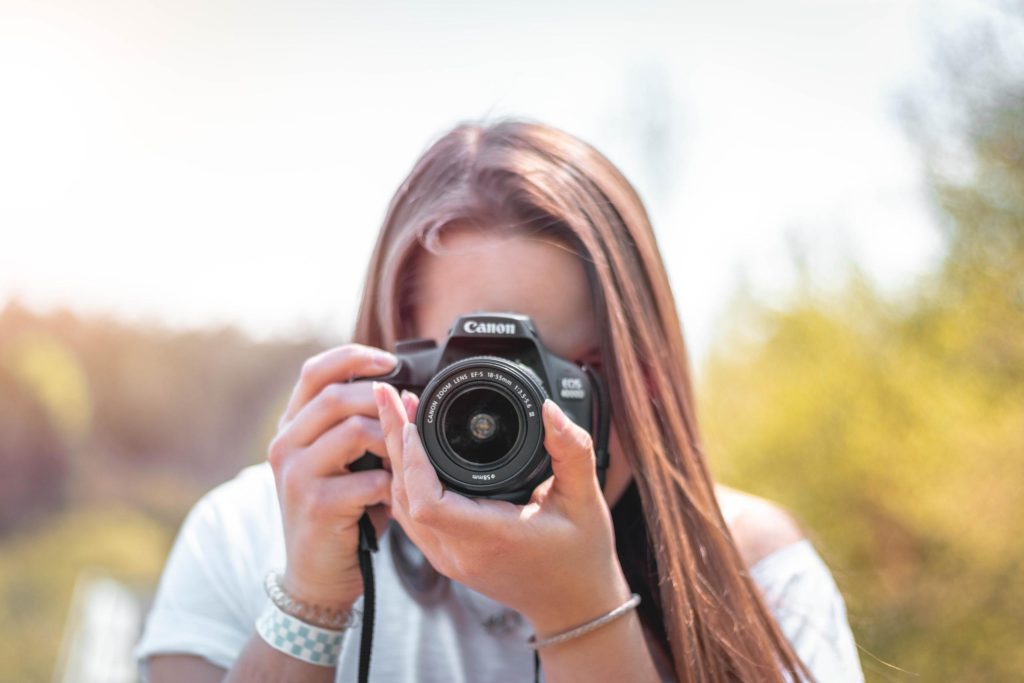 femme prenant une photo