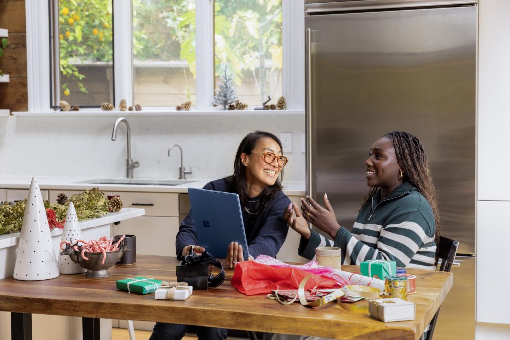 femmes qui rient devant une tabelle