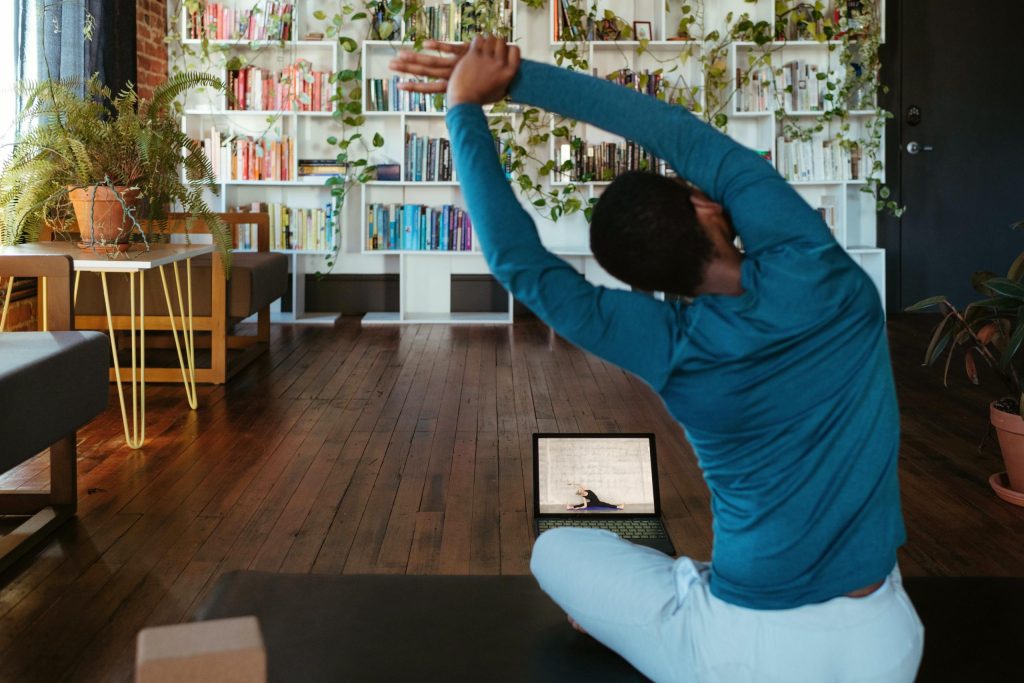 jeune homme faisant du yoga