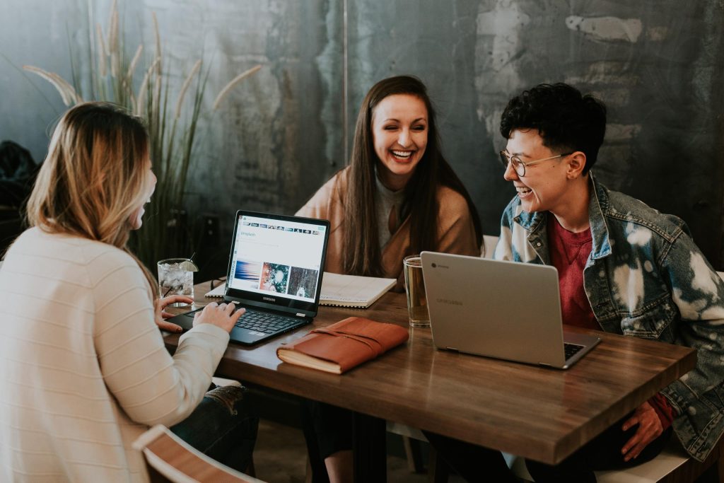 groupe de jeune étudiant avec leurs pc