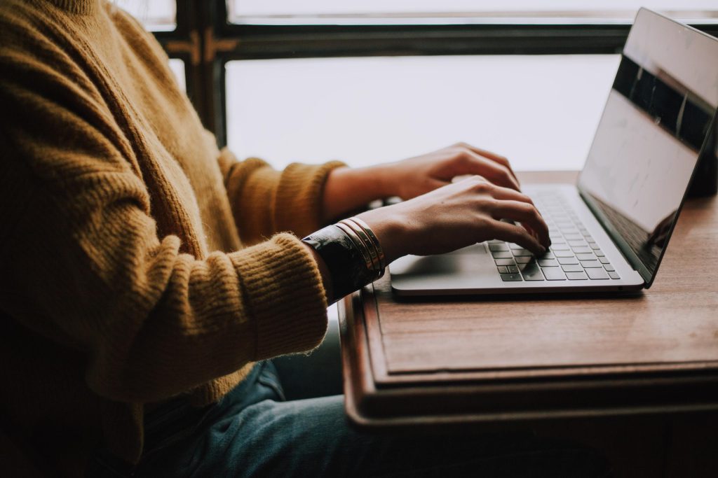 personne tapant sur un clavier d'ordinateur