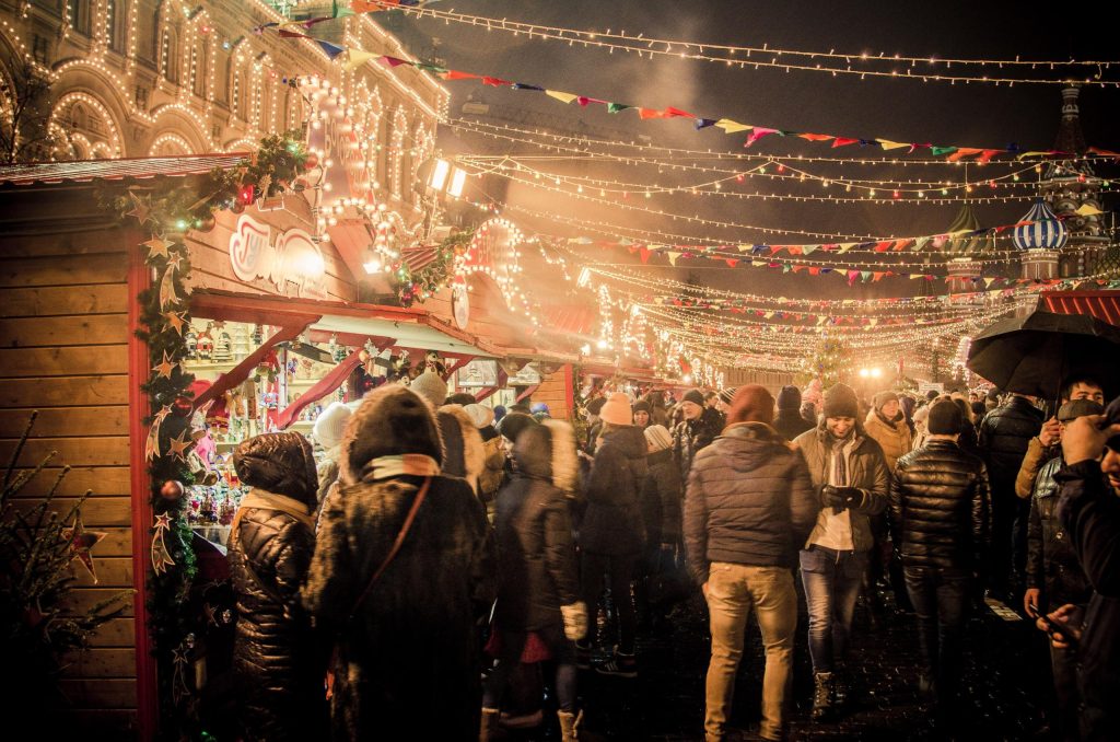 foule de personne dans un marché de noël