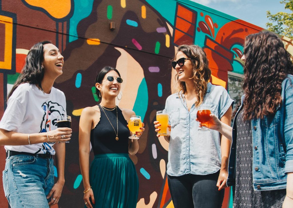 quatre jeune femme discutant une bière à la main