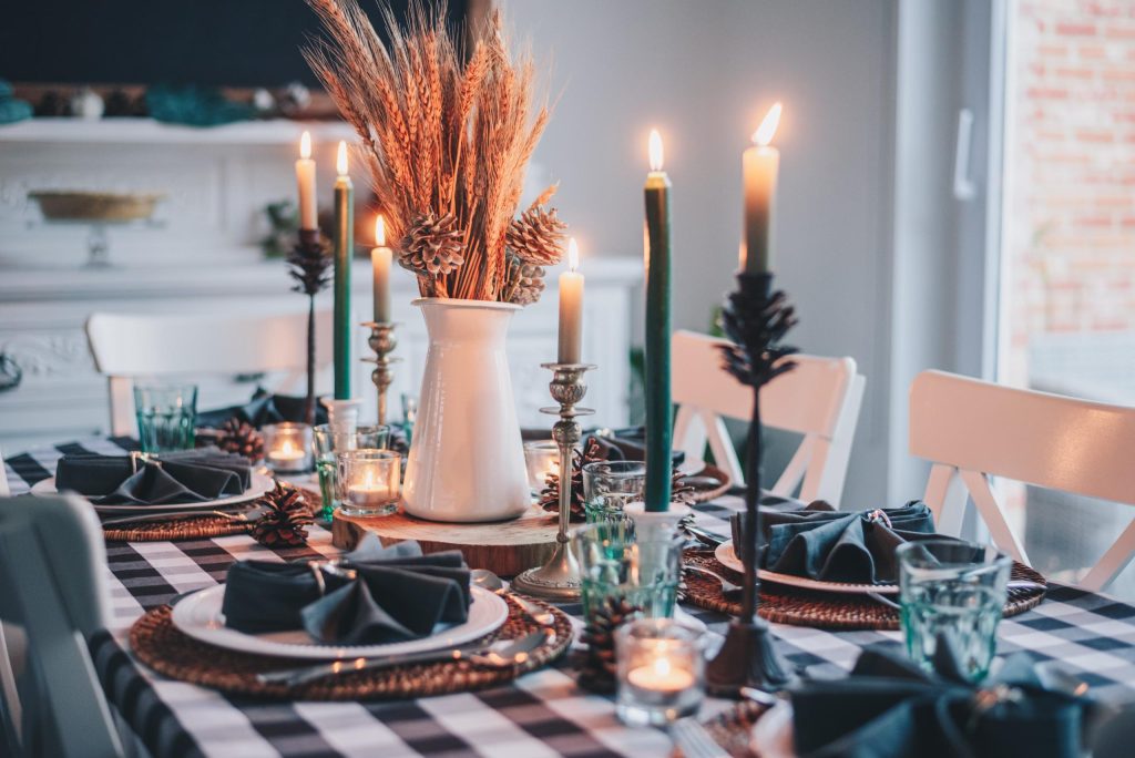 table à manger décorée pour un repas