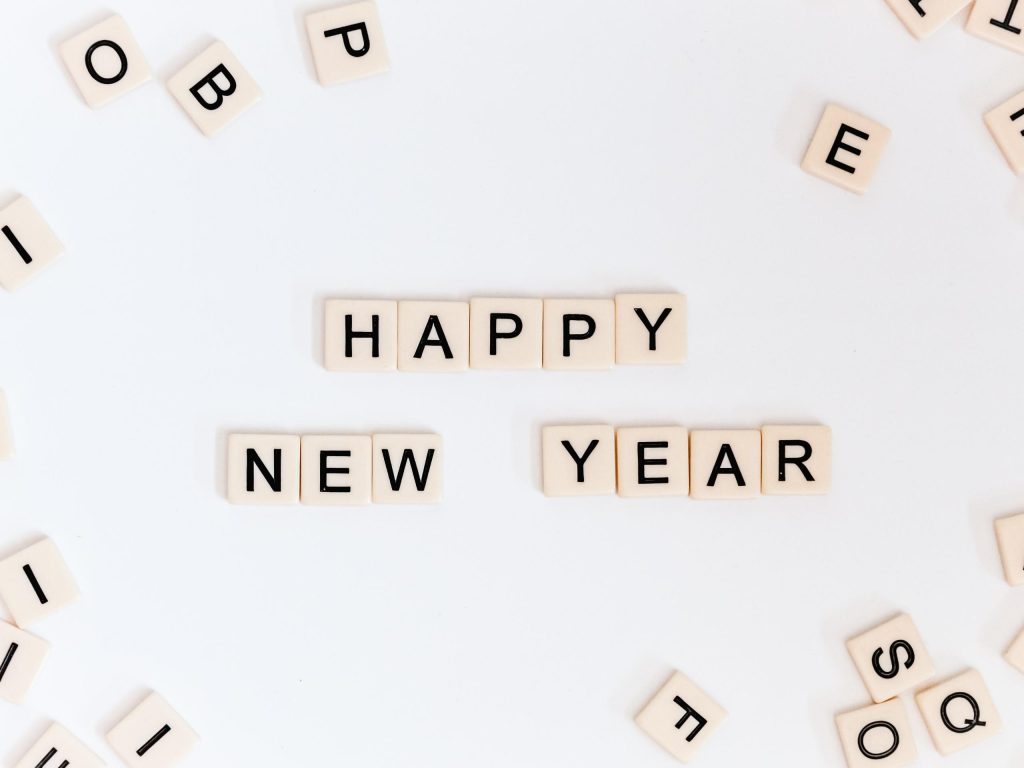 Happy new year écrit en lettre de scrabble