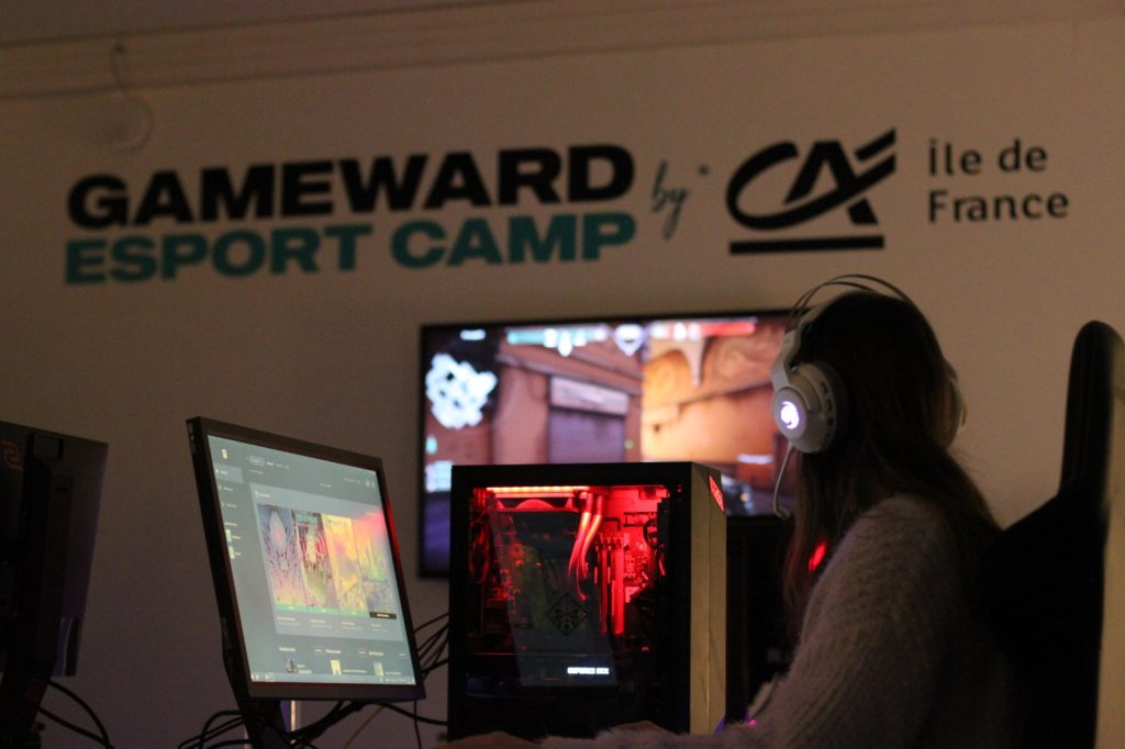 jeune femme jouant sur pc au sein du camp gameward esport