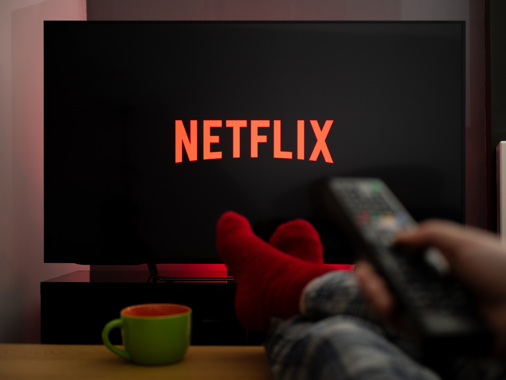 écran de télé avec le logo de netflix