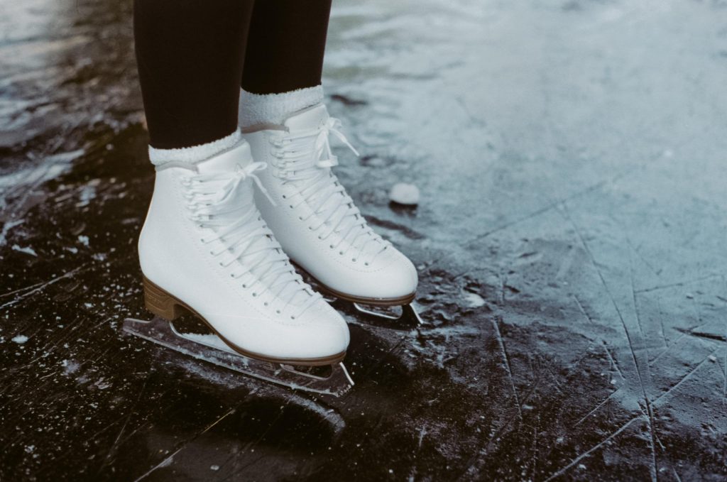 patin à glace sur une patinoire