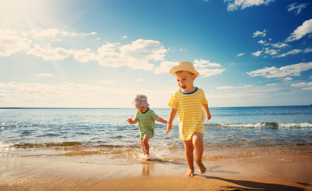 jeune enfant jouant en bord de plage