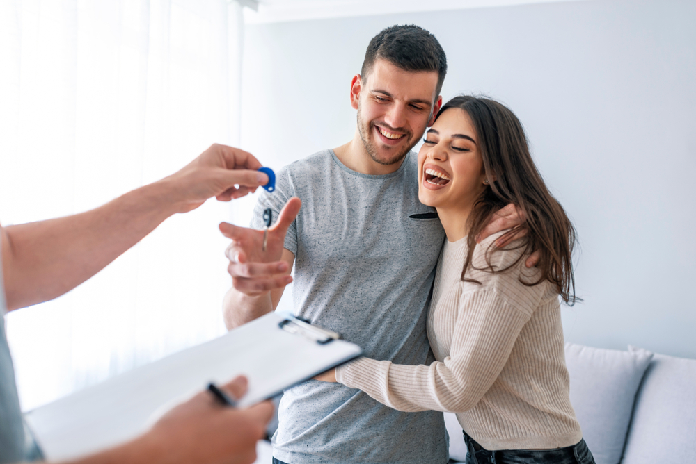 jeune couple emménageant