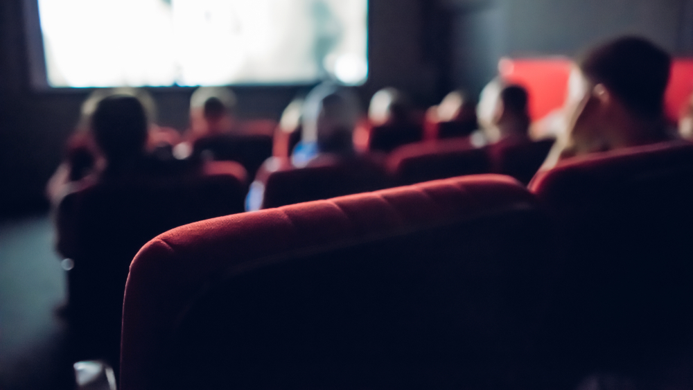 salle de cinéma floue avec des gens dedans