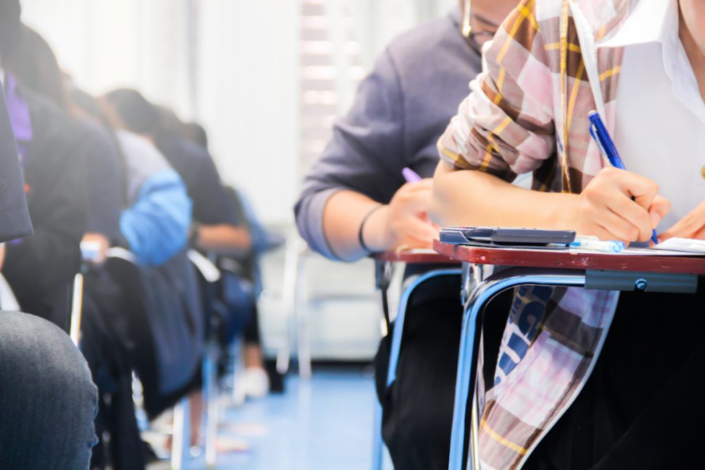 jeune étudiant pendant un examen