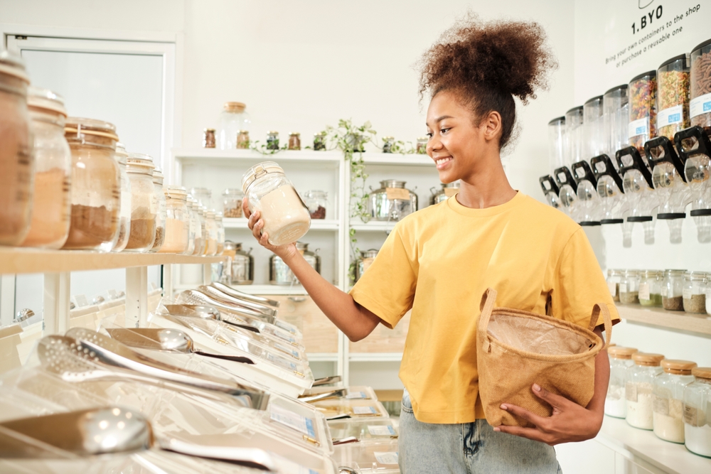 jeune femme faisant ses commissions dans un magasin bio