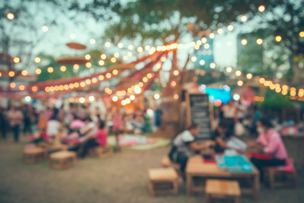 Personnes flou abstraites dans le festival de nuit