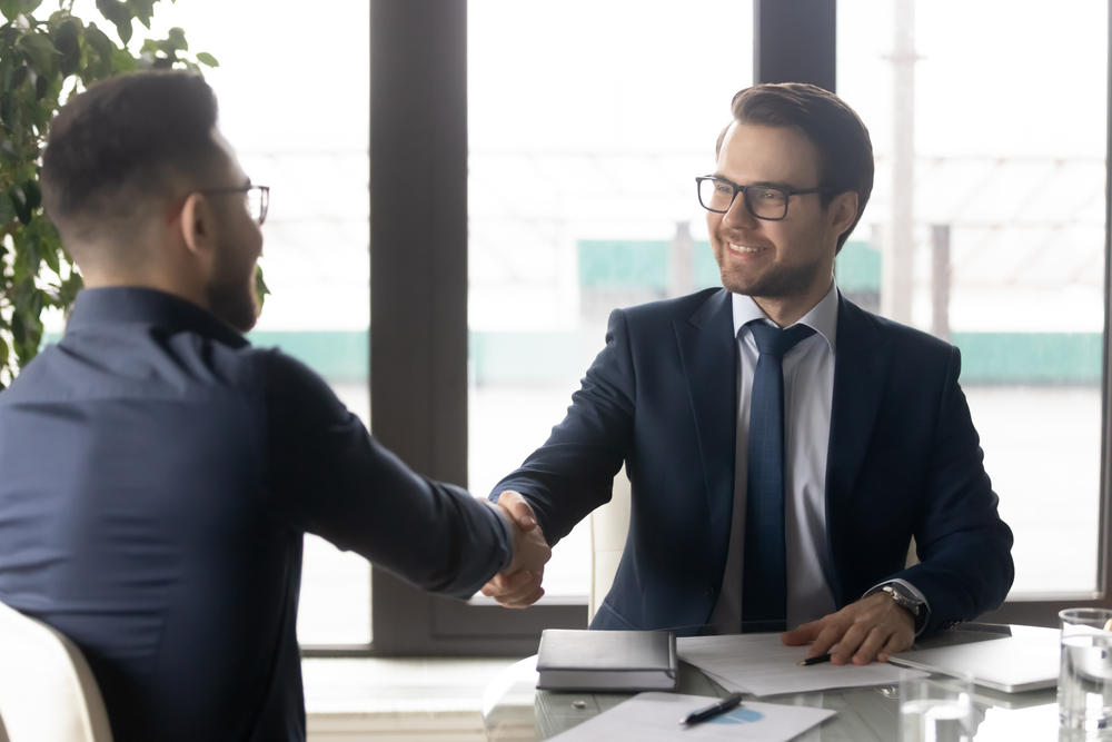 jeunes hommes dynamiques se serrant la main