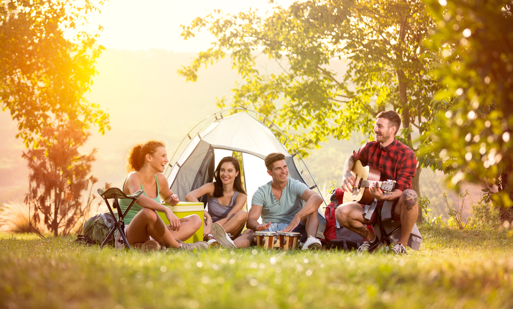 groupe de jeune faisant du camping dans une petite forêt