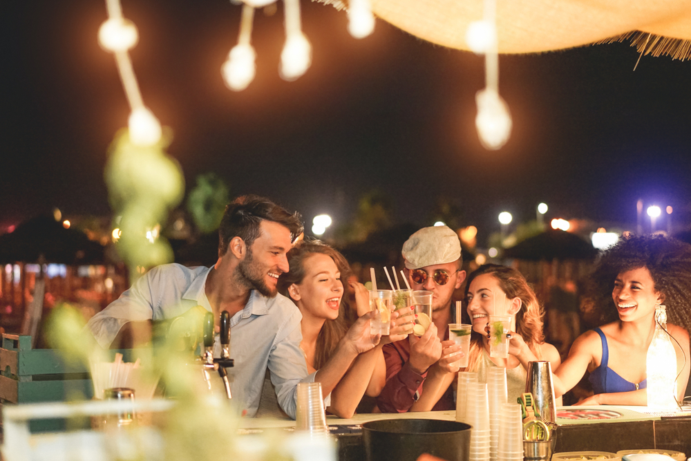 Jeunes millénaires qui s'amusent le week-end soir d'été